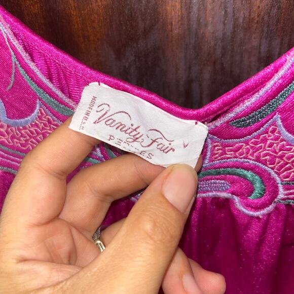 Vintage vanity fair petite 1960s Nylon Nightgown magenta Pink Nightgown M/L - Picture 5 of 10